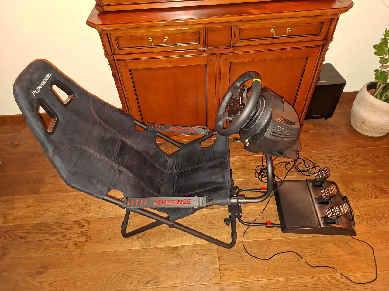Playseat Challenge met Thrustmaster stuur en pedalen