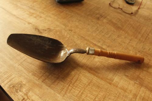Kolenschep met houten handvat
