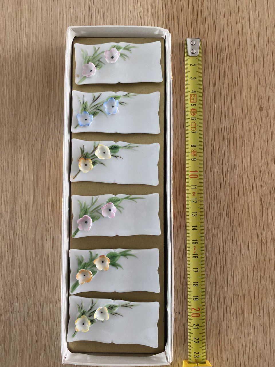 Geglazuurde porseleinen naamkaartjes voor op tafel