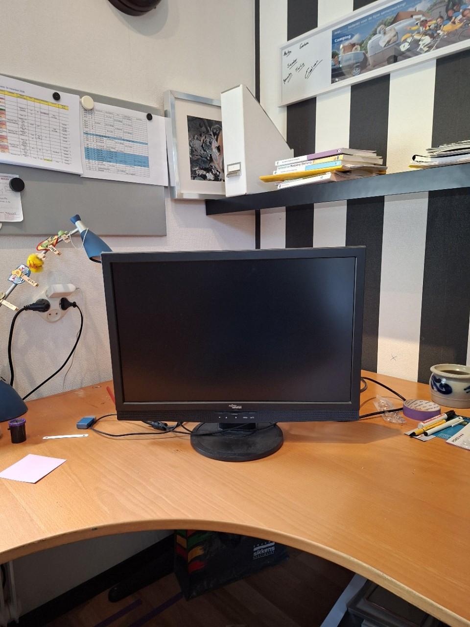 Monitor 22 inch van fujiTSU- Siemens met aansluit kabel.