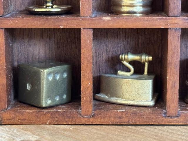 Sfeervol houten letterbakje gevuld met 16 messing miniaturen, vintage