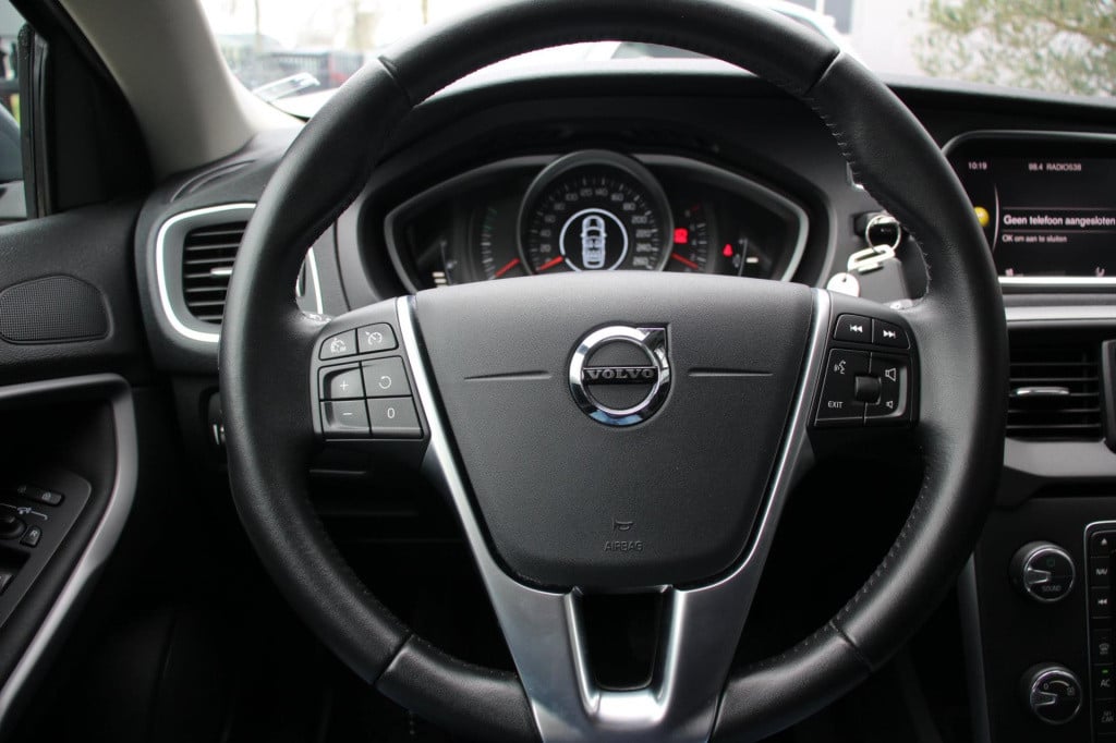 Volvo V40 2.0 t2 momentum - full led - navi - clima - half leder - 1e eig -