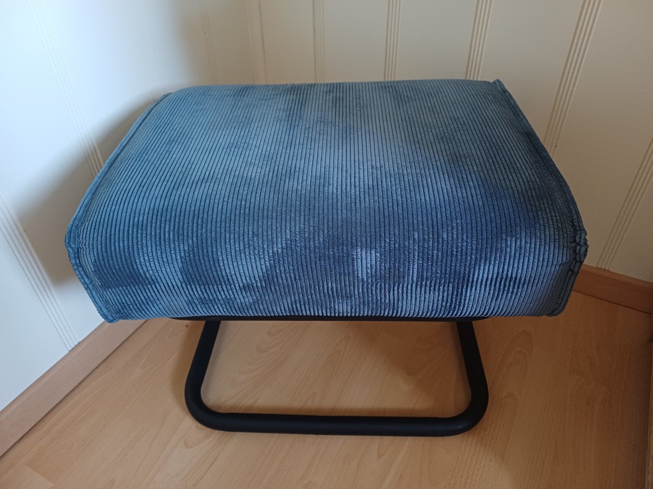 Supermooie WOOOD FAUTEUIL + HOCKER staalblauw, ribstof
