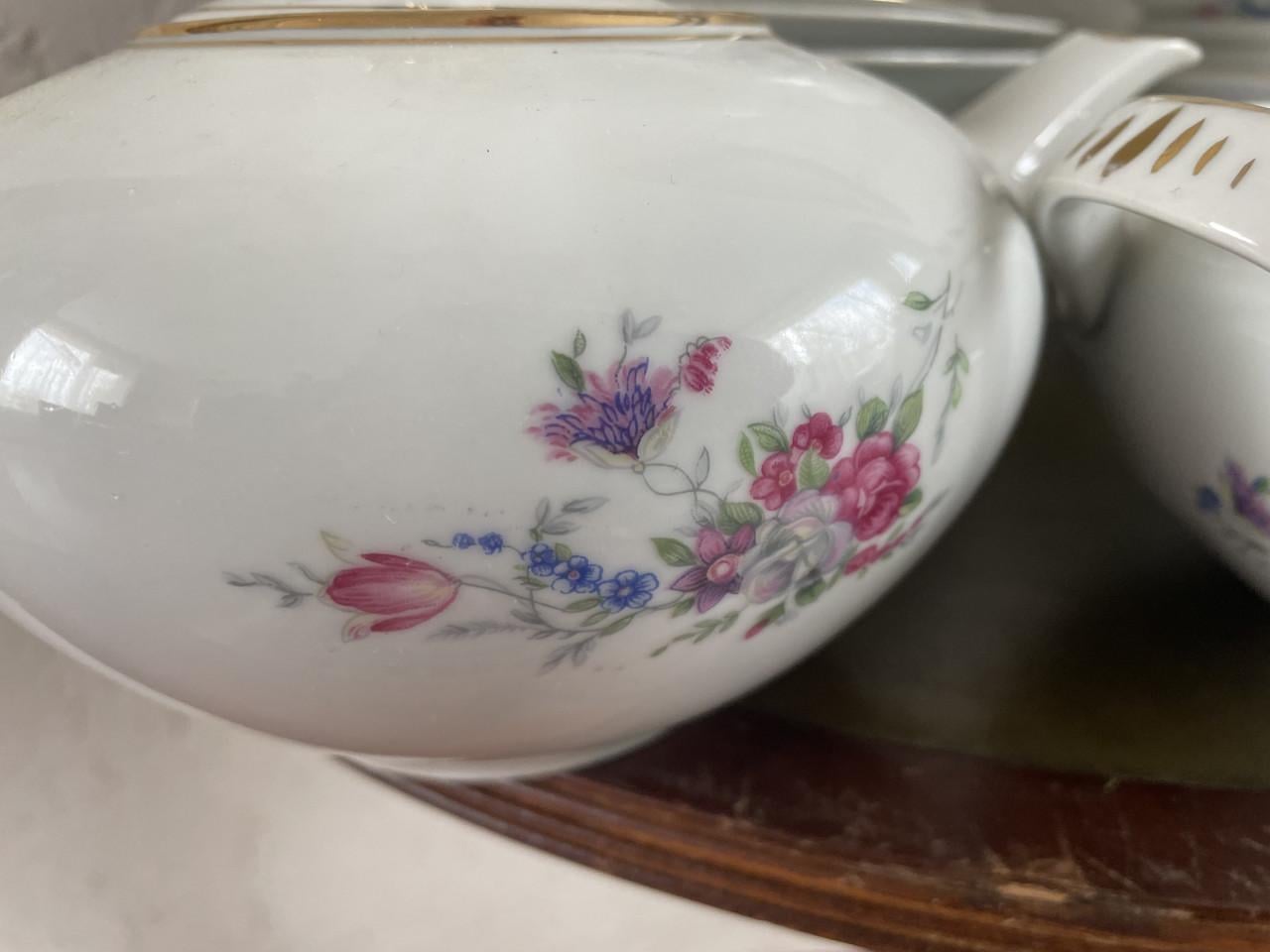 27 delig servies Zie tekst Borden, dekschalen en schalen Theepot etc