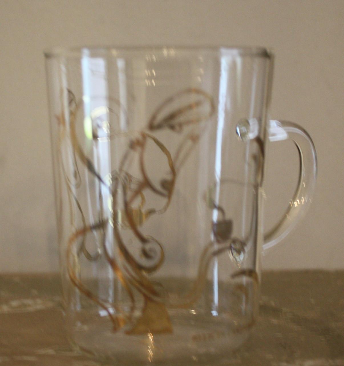 Thee glas met goudkleurige dame