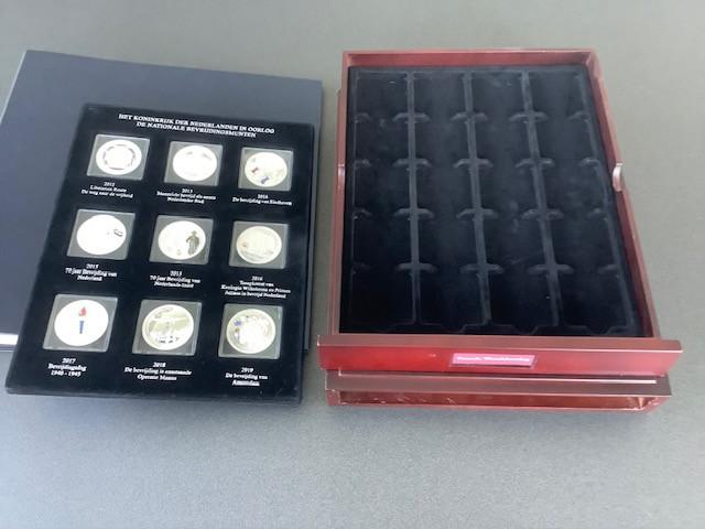 Cassette met 9 penningen “De Nationale Bevrijdingsmunten”.