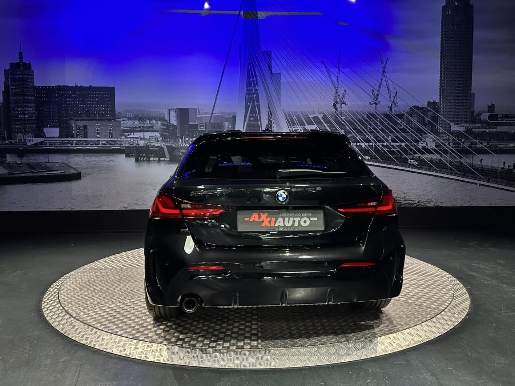 BMW 1 Serie 118i high executive *m-pack*pano*harmankardon*m-technic stoelen