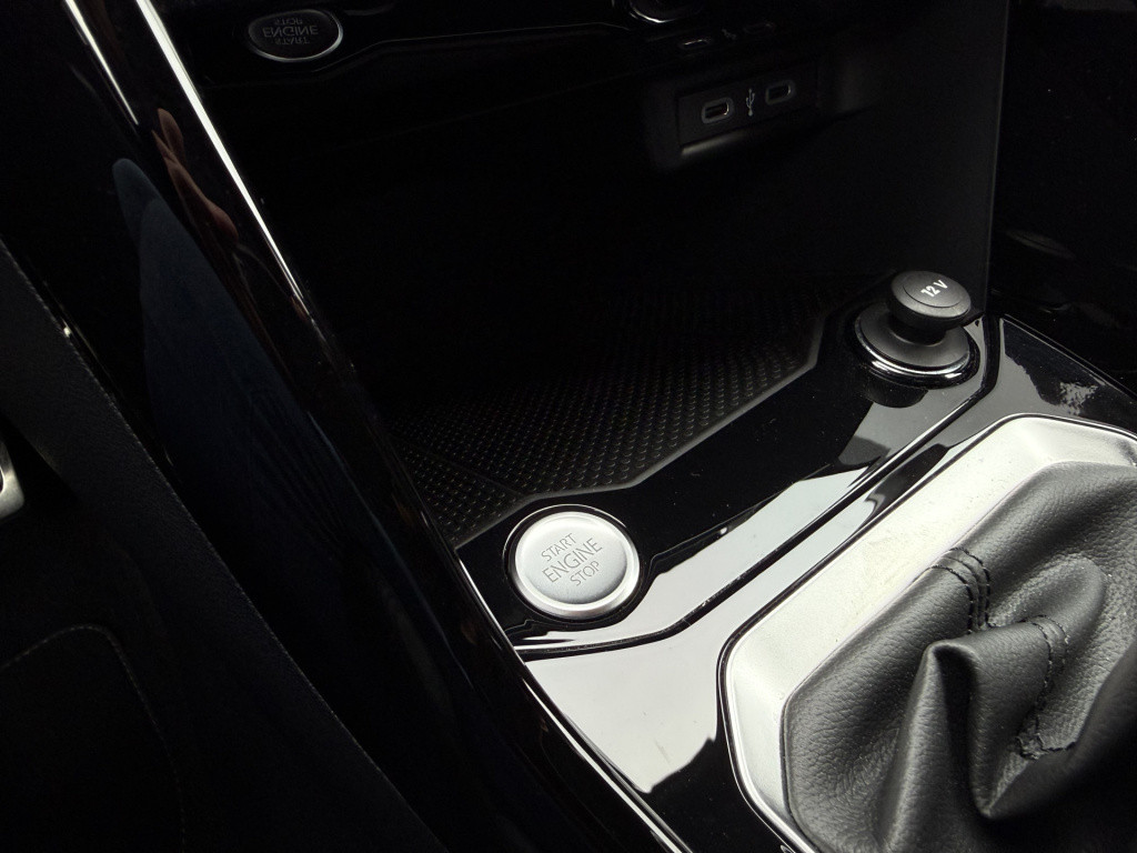 Volkswagen T-roc 1.5 tsi 150pk dsg r-line | acc | side assist | camera