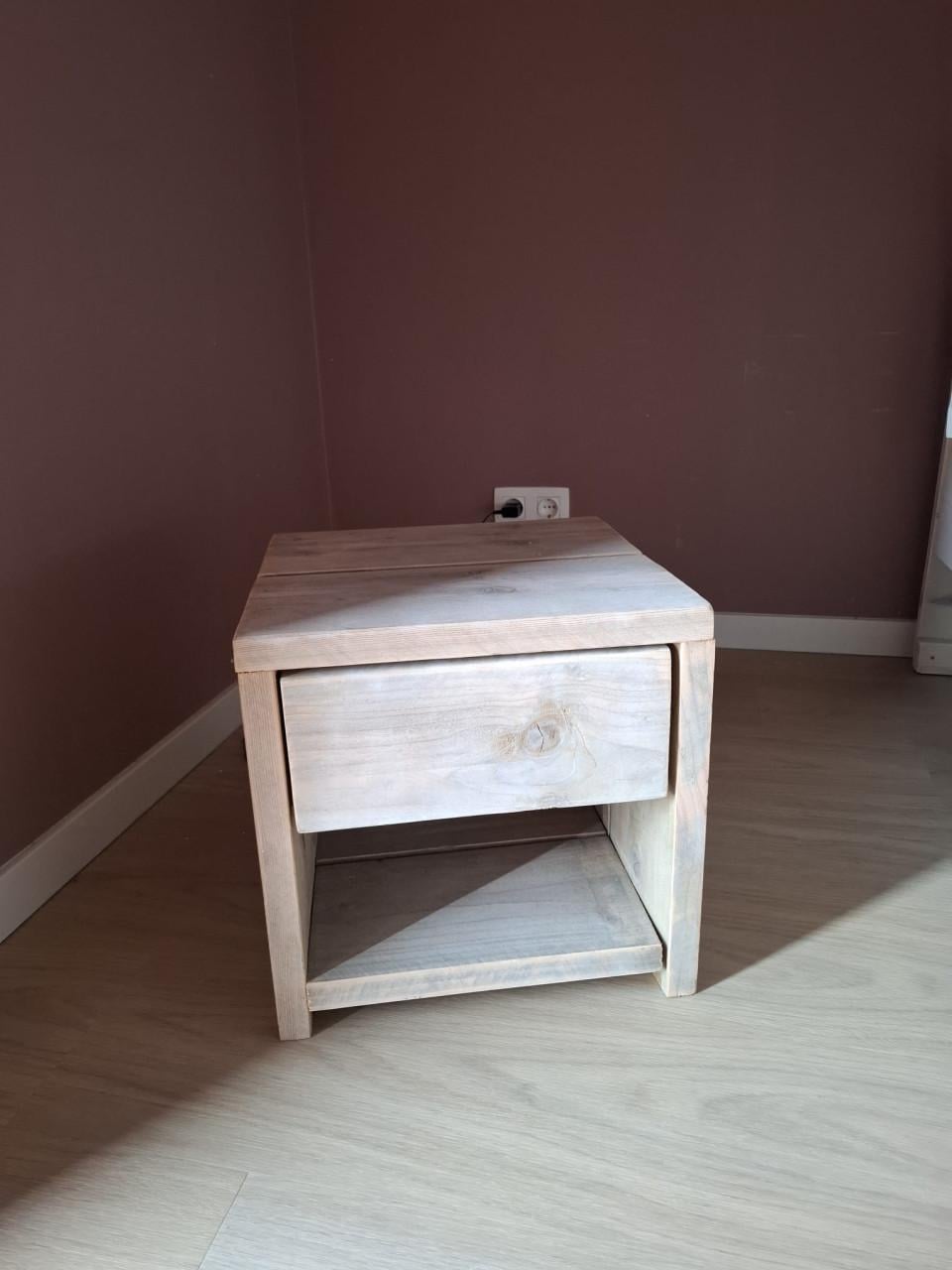 Steigerhouten bed en 2 nachtkastjes