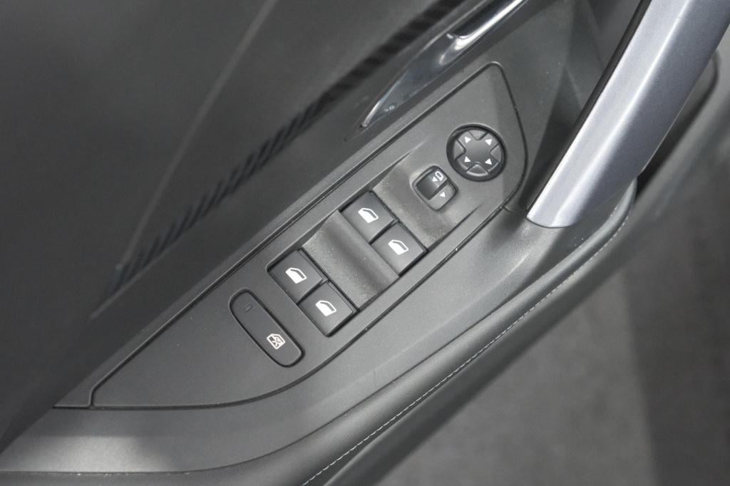 Peugeot 2008 puretech 130 eat8 allure | trekhaak afneembaar | camera | navi