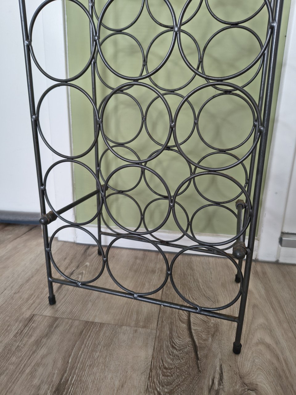 Prachtig zwart metalen wijnrek, wijnhouder. Wijnkast zwart.