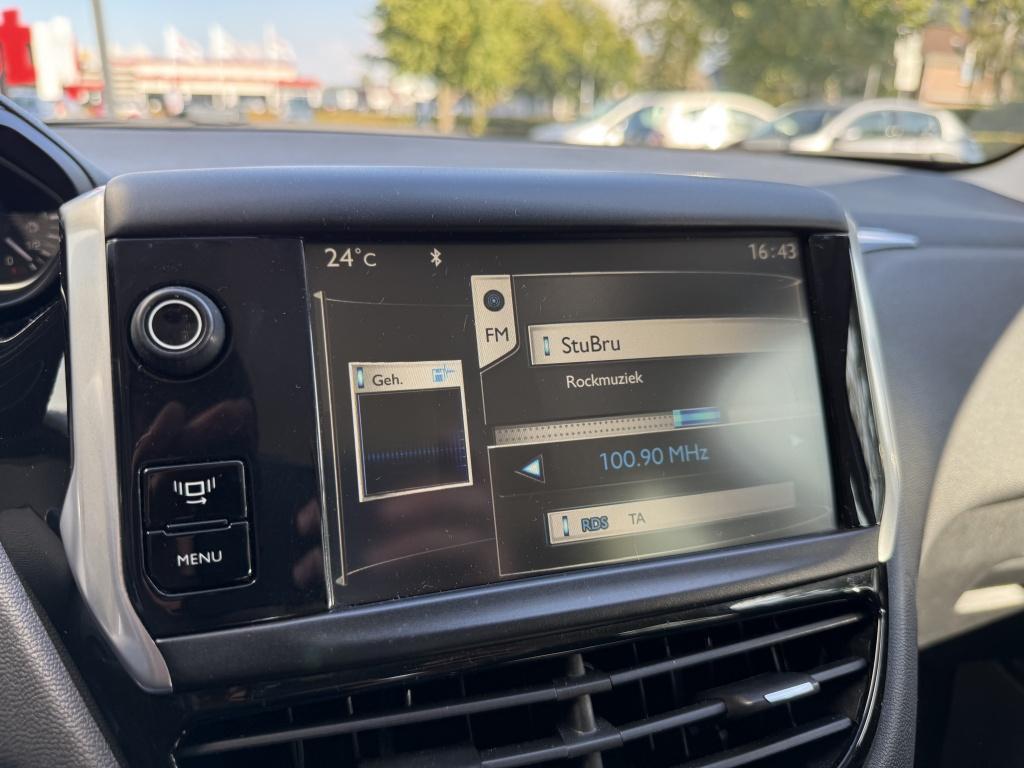 Peugeot 208 1.2 vti active // schermradio //