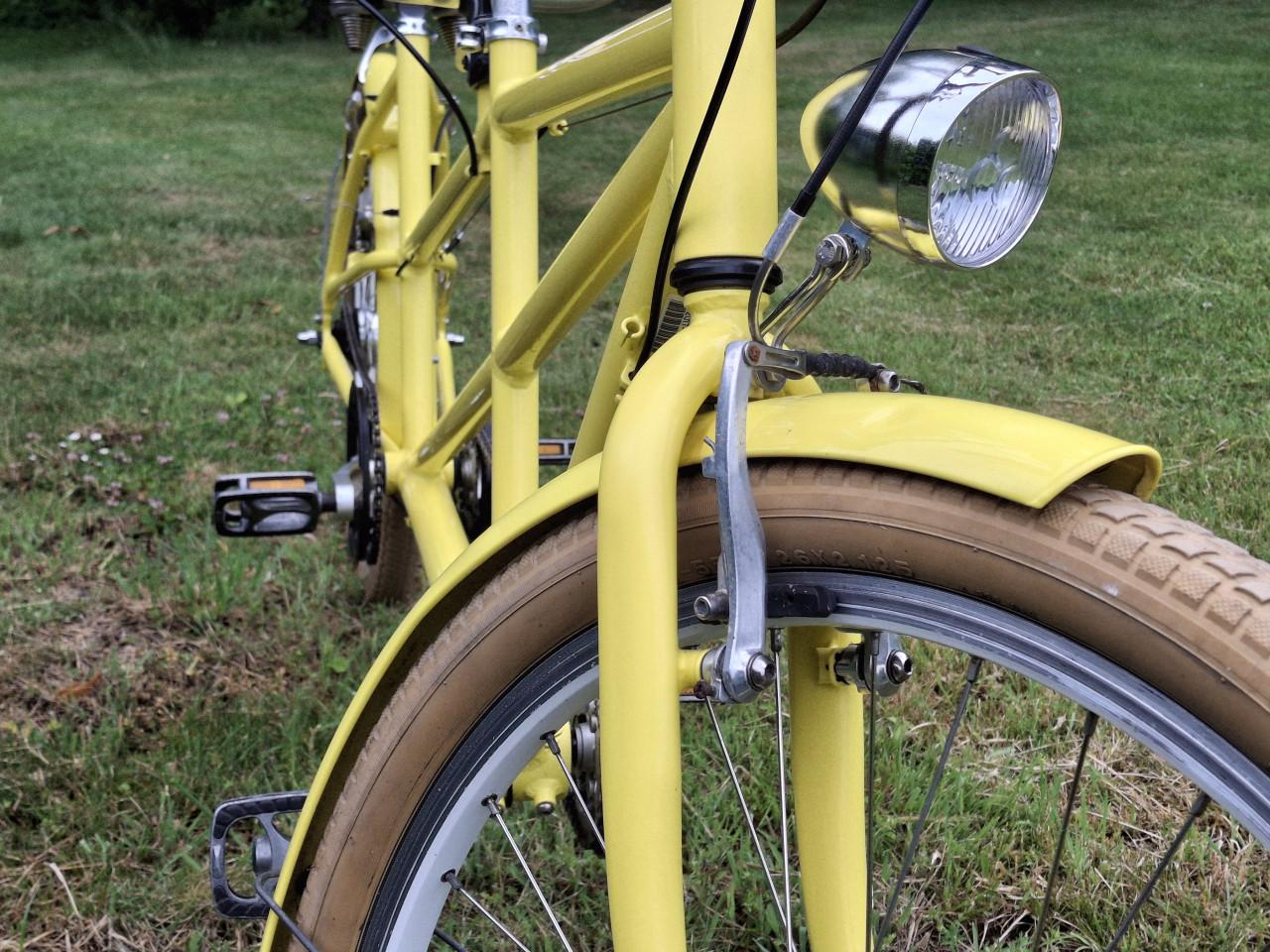 ZONNIG GELE TOFFE TANDEM FIETS