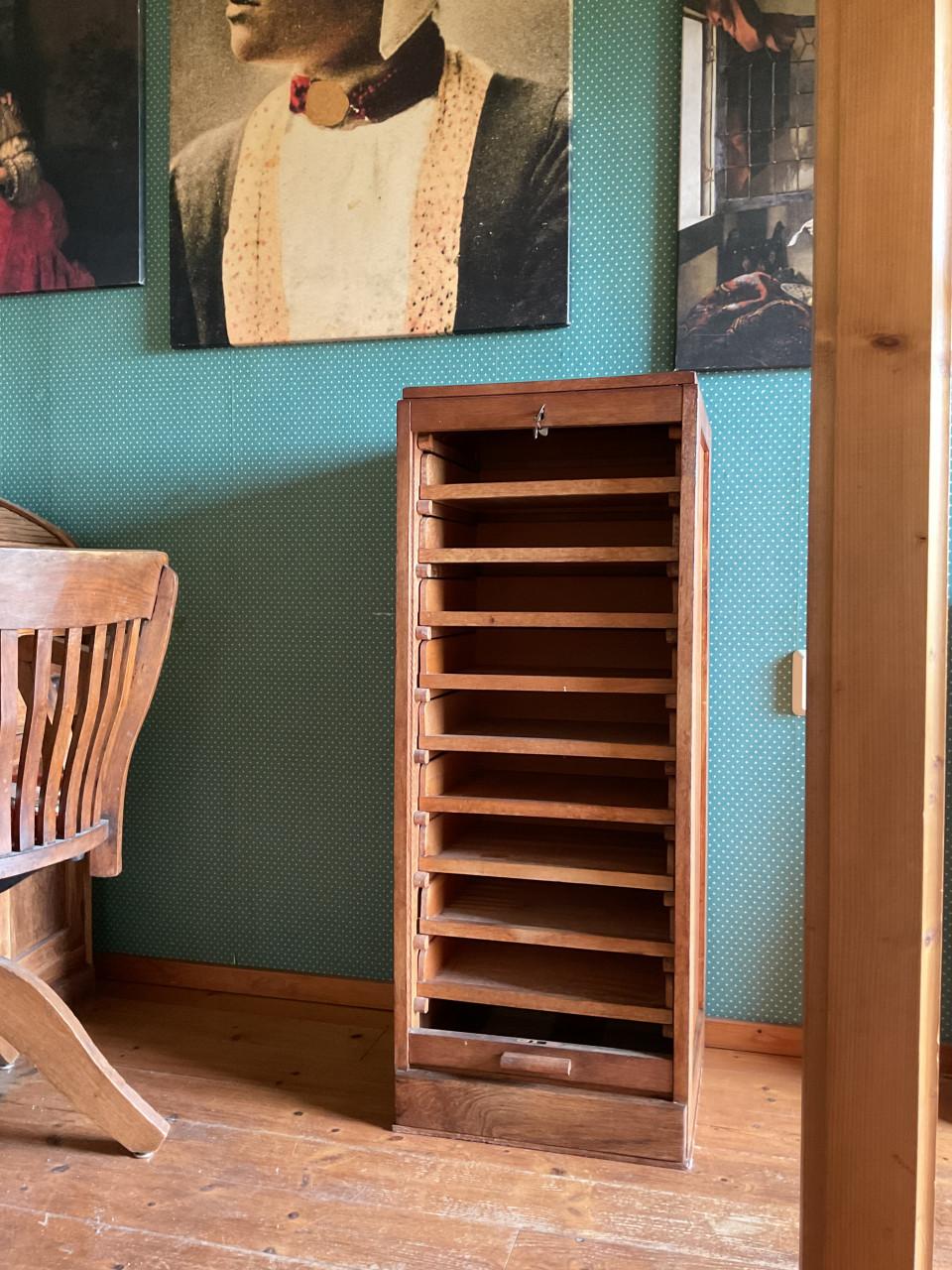 Ladenkast met roldeur