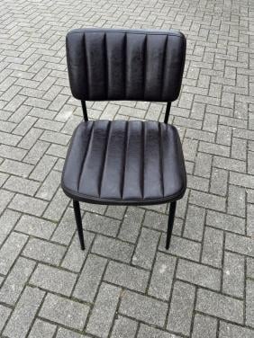 Te koop: 4 donkerbruine stoelen