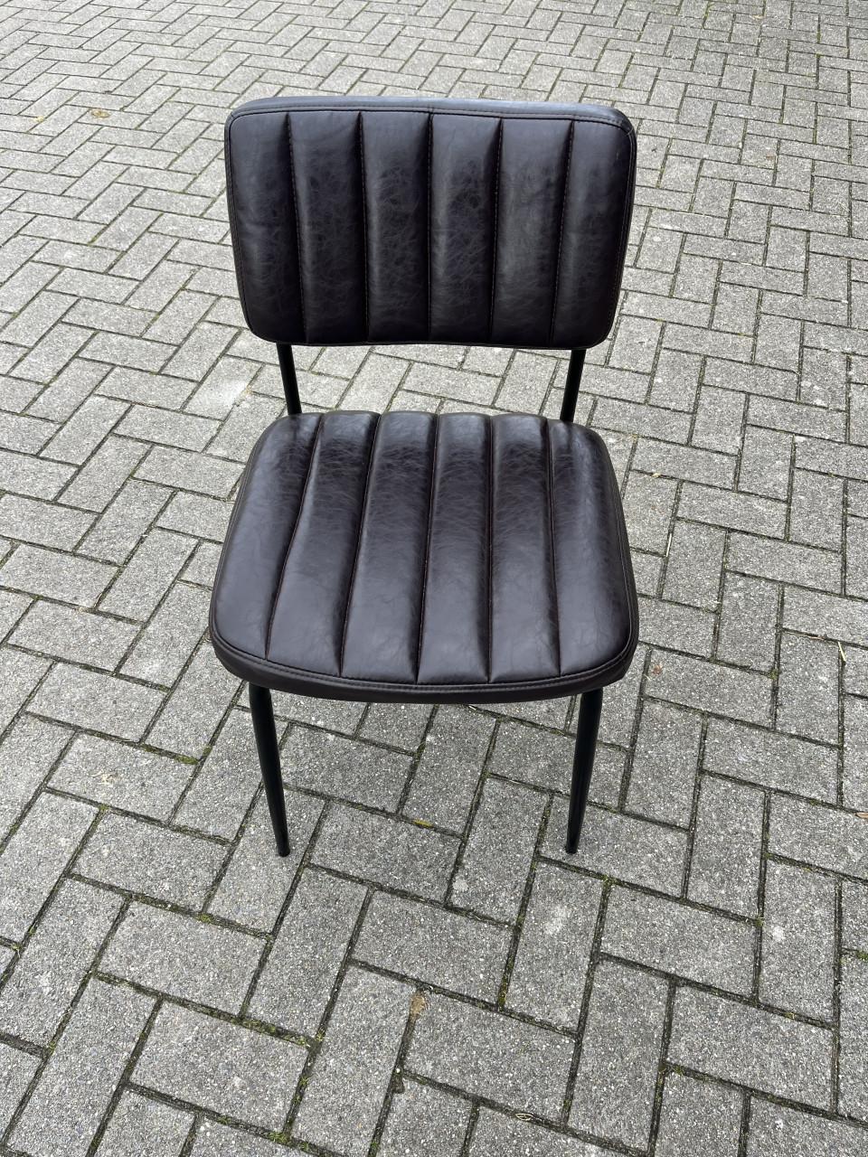 Te koop: 4 donkerbruine stoelen