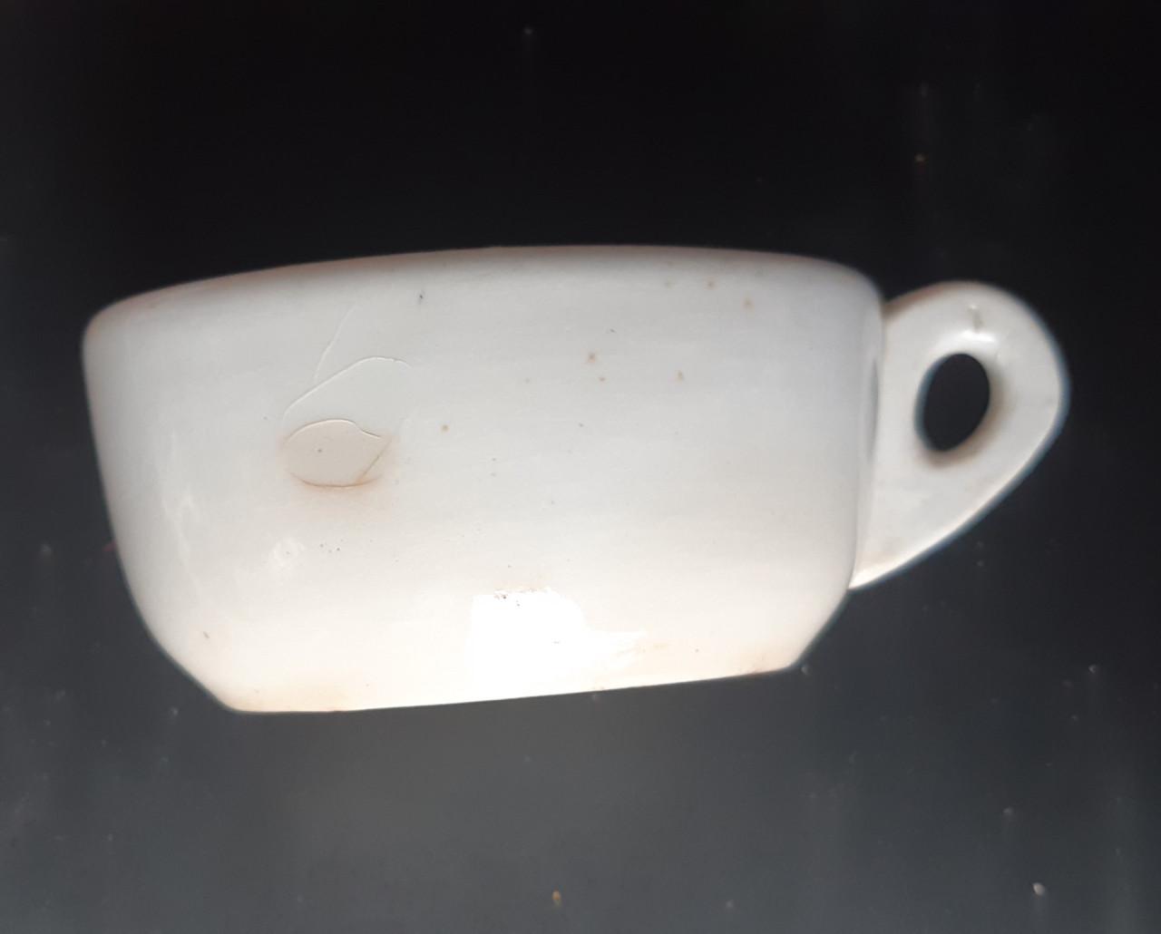 Petrus Regout wit theelicht op pootjes met vetschuitje