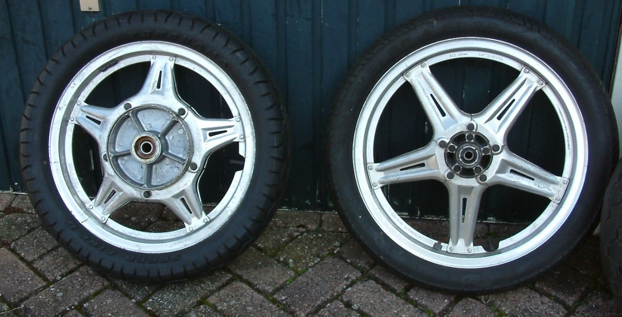 Boomerang en comstar  zwart en blank  wielen honda  1980 /1984  bol dor