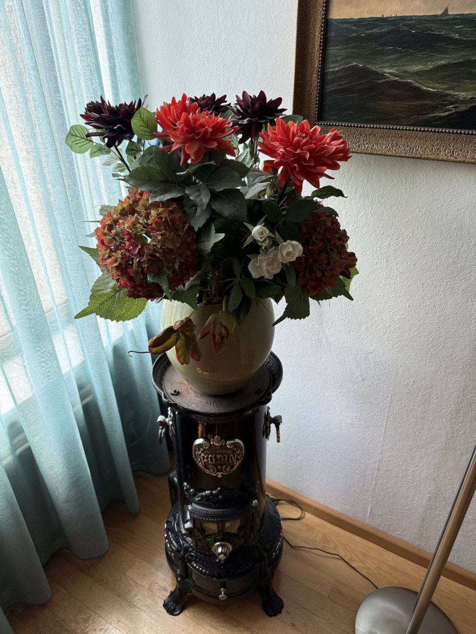 Grote vaas met diverse kunstbloemen