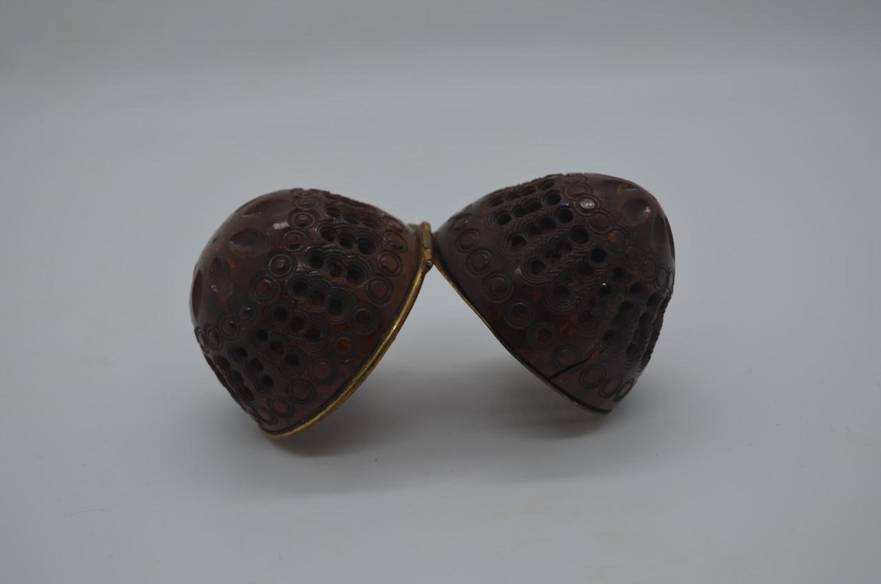 Handgesneden coquilla noten strooiers en pomanders (5)