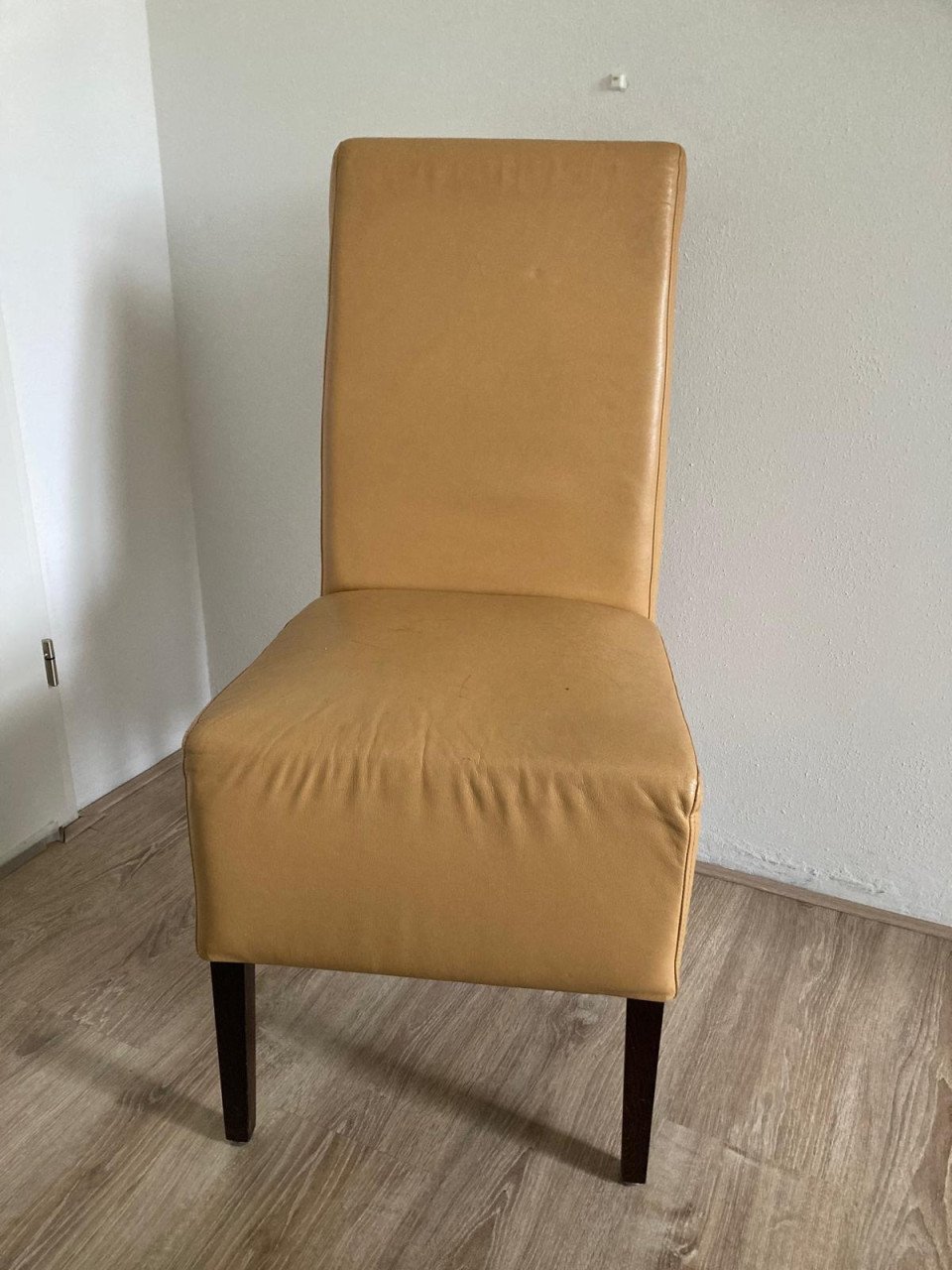 Gratis af te halen 2 eetkamerstoelen leer