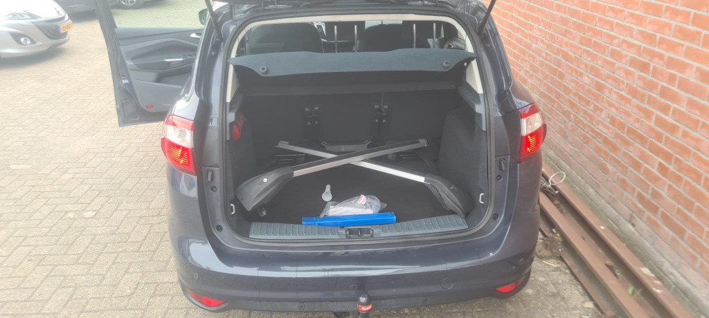 Ford C-max 1.6 tdci trend . dakdrager en set winterbanden bijgeleverd , gee