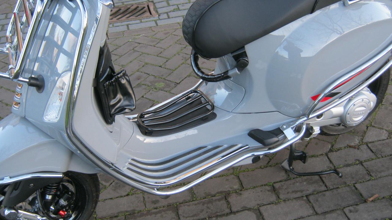 Z.G.A.N VESPA SPRINT COSTUM WEINIG 850 KM VOOR 3800 EURO