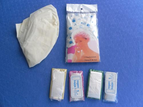 3 DOUCHEMUTSEN EN 4 REGENKAPJES