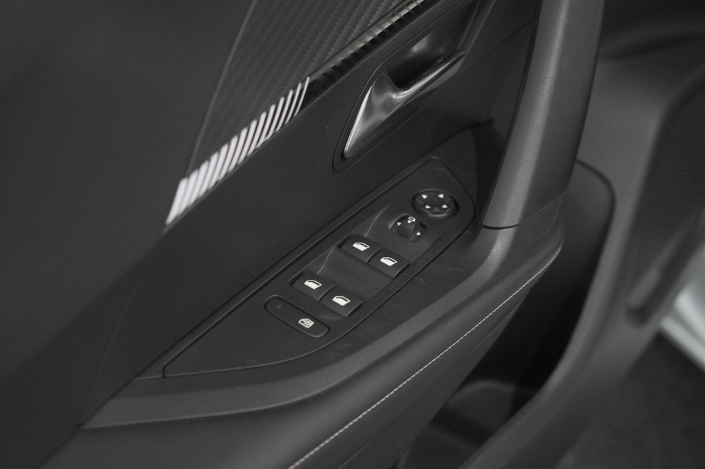 Peugeot 2008 puretech 130 eat8 allure | camera | navigatie | apple carplay 