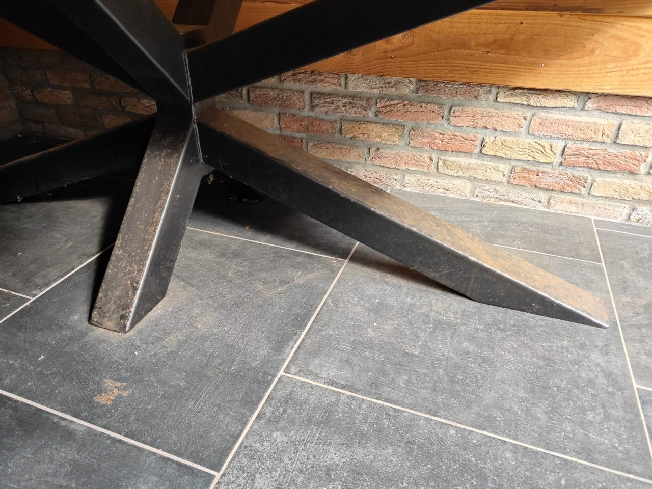 Mooie industriële tuintafel