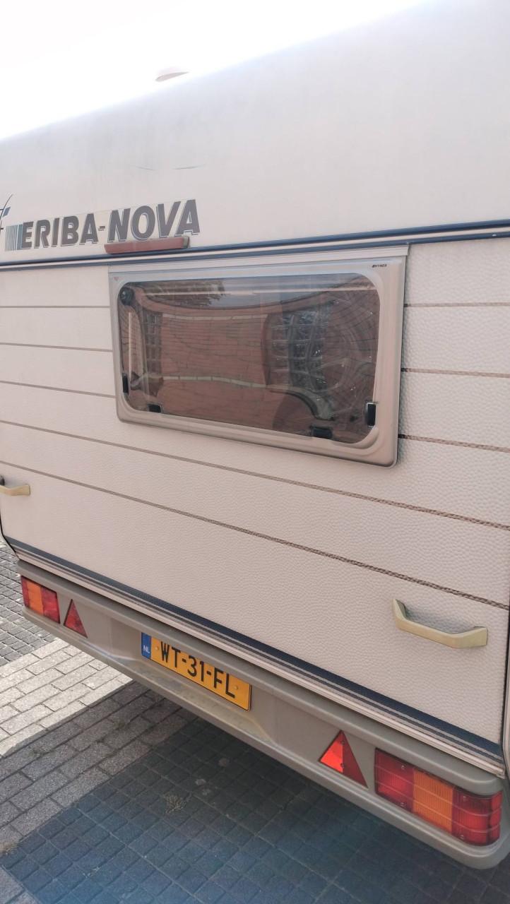 Eriba 390 met zonnepaneel en voortent