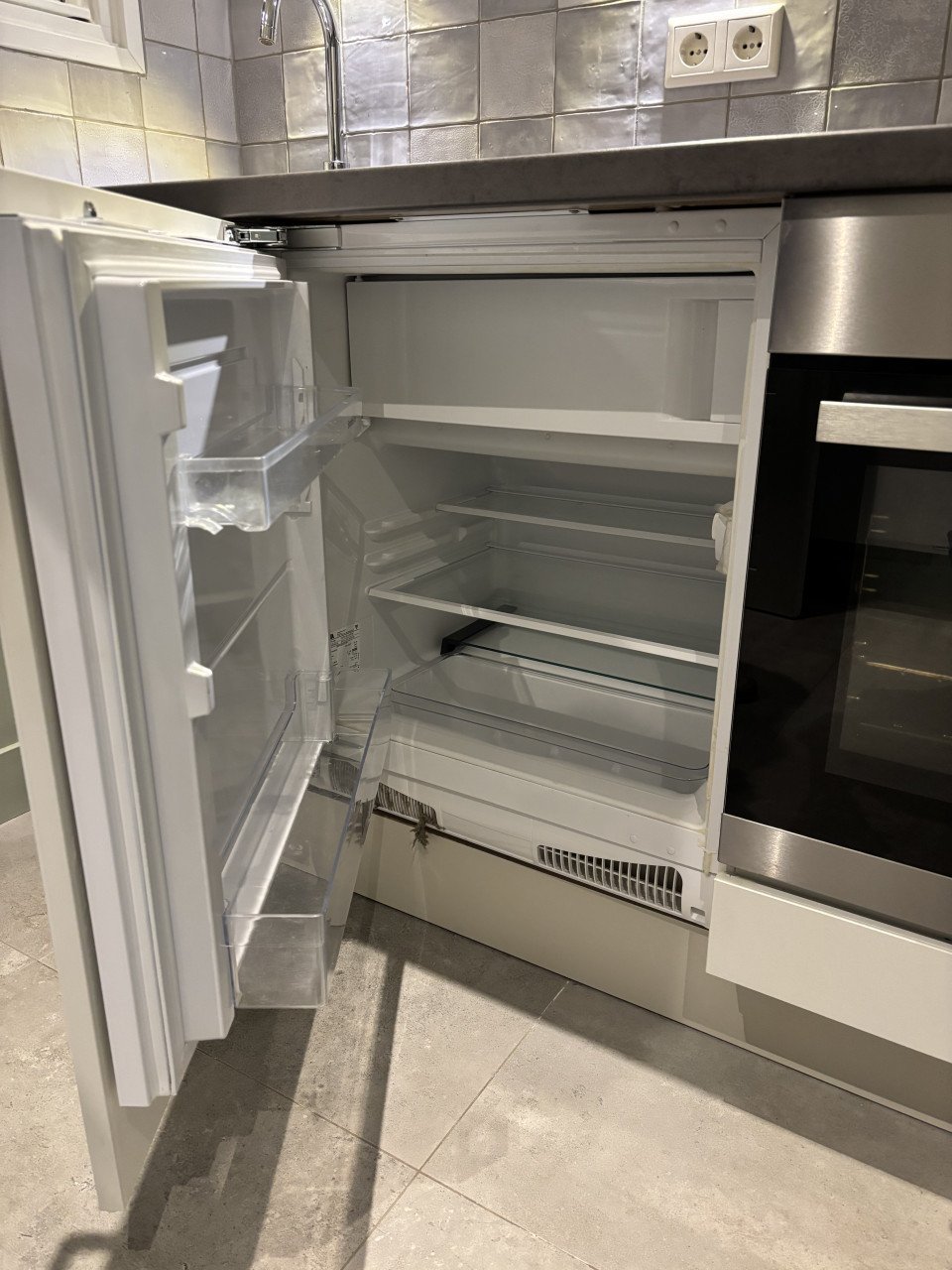 Compacte keuken met apparatuur