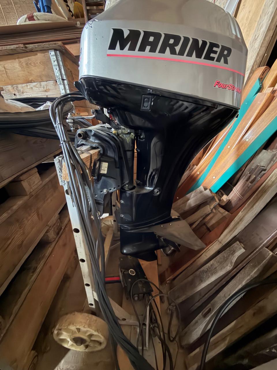 Boston Whaler 13 met Mariner 25pk 4takt buitenboordmotor.
