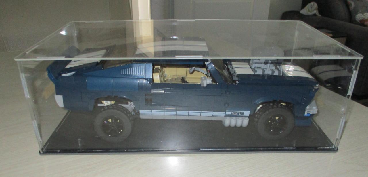 2x Ford Mustang  500GT    in mooie vitrine   (technic lego)