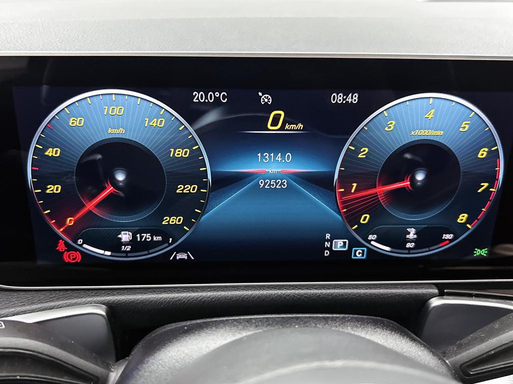 Mercedes-Benz Glb 180 business solution amg | panoramadak | sfeerverlichtin
