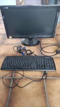 Computer monitor / beeldscherm LCD scherm met toetsenbord.