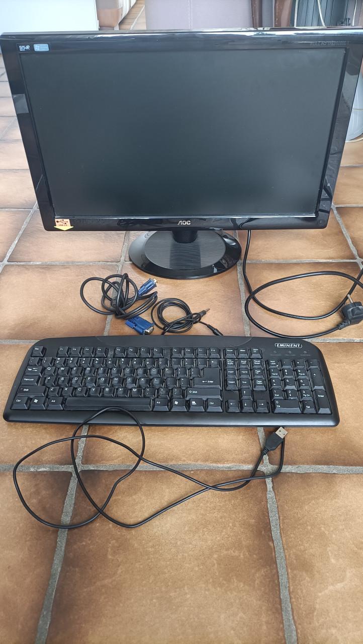 Computer monitor / beeldscherm LCD scherm met toetsenbord.
