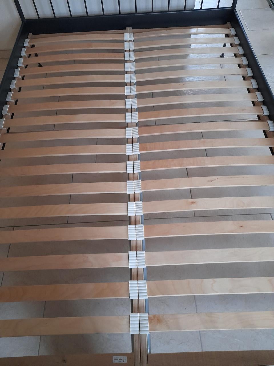 Metalen bed 140 x 200 (in goede nette staat)