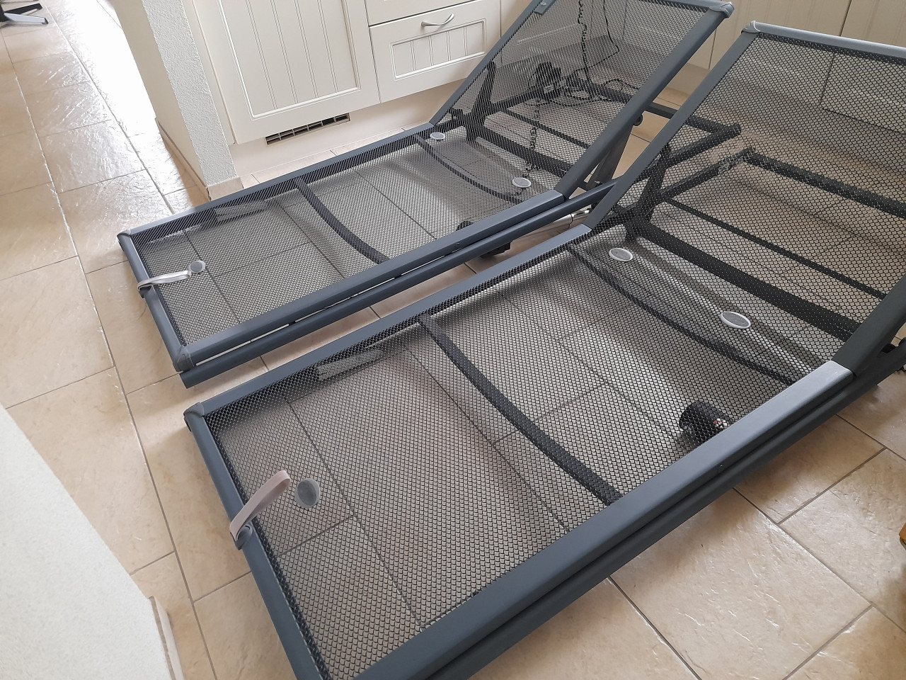 2 Elektrisch verstelbare Auping spiraal bodems ( 90 x 200 ) in goede staat!