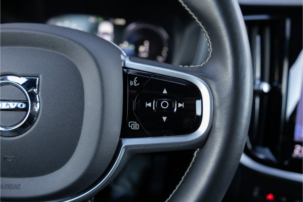 Volvo V60 2.0 t6 recharge awd r-design ✅trekh✅h&k✅stoelverw✅getint glas