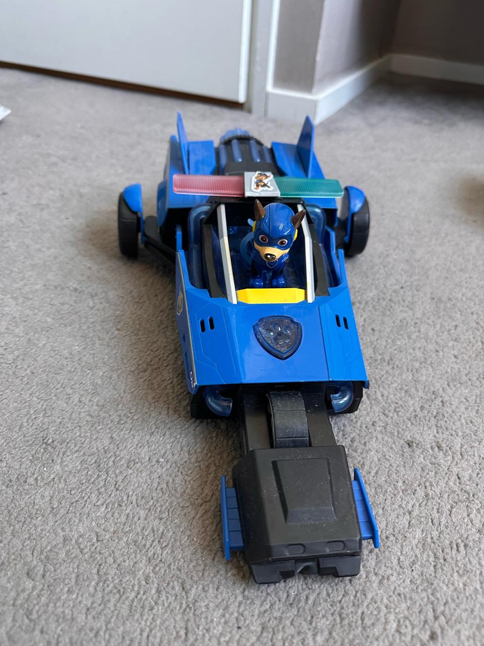 Paw patrol vliegdekschip hoofdkwartier met voertuigen en pups