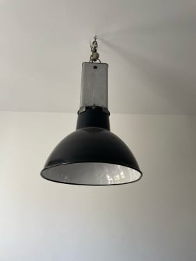 Oude industriële hanglamp uit de jaren ‘60. Merk “Mazda”.