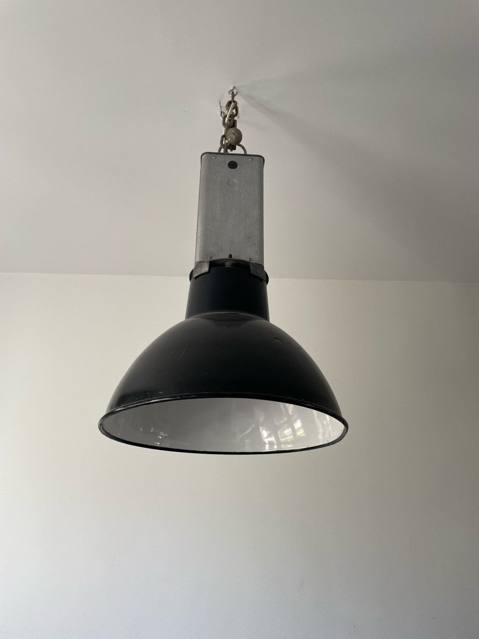 Oude industriële hanglamp uit de jaren ‘60. Merk “Mazda”.