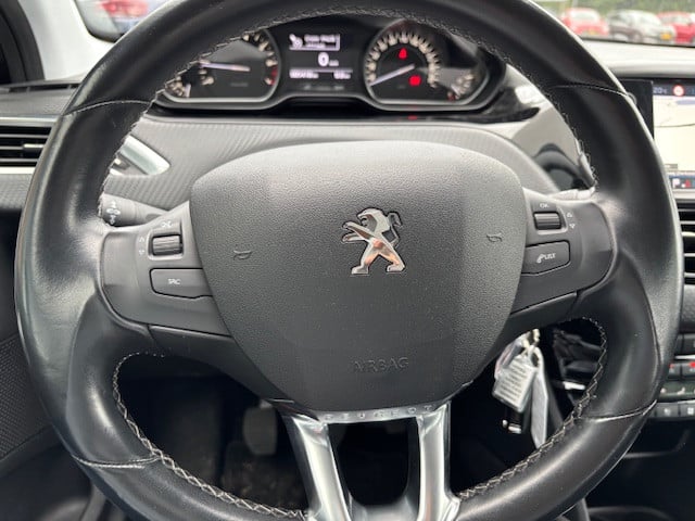 Peugeot 208 blue l. allure 1.2 pt-82pk | navigatie & bluetooth & applecarpl