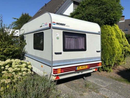 Caravan Hobby Classic met voortent, uitbouw en luifel