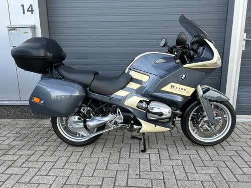 Puntgave BMW R1150RS uit 2003 met slechts 50dkm, kofferset etc, €2250,-
