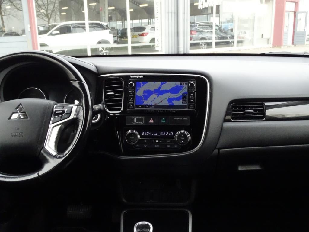 Mitsubishi Outlander 2.0 phev executive edition | trekhaak | navi | camera