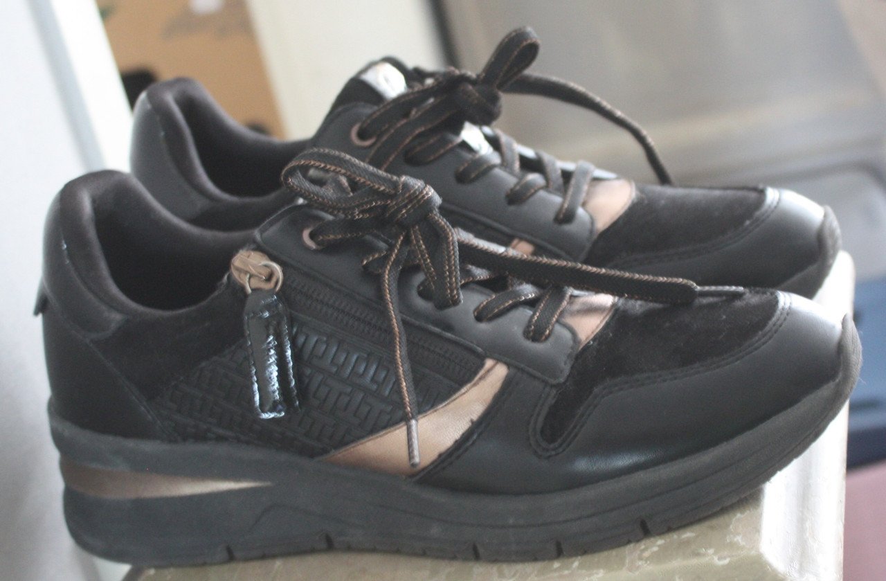 Snakers gympen zwart met koperen details  maat 39