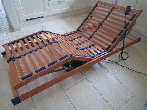 Electrisch verstelbare lattenbodem 90 x 200 (in goede staat )