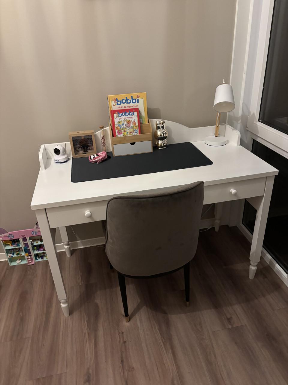 Bopita kinderkamer met bed, bureau en nachtkastje.
